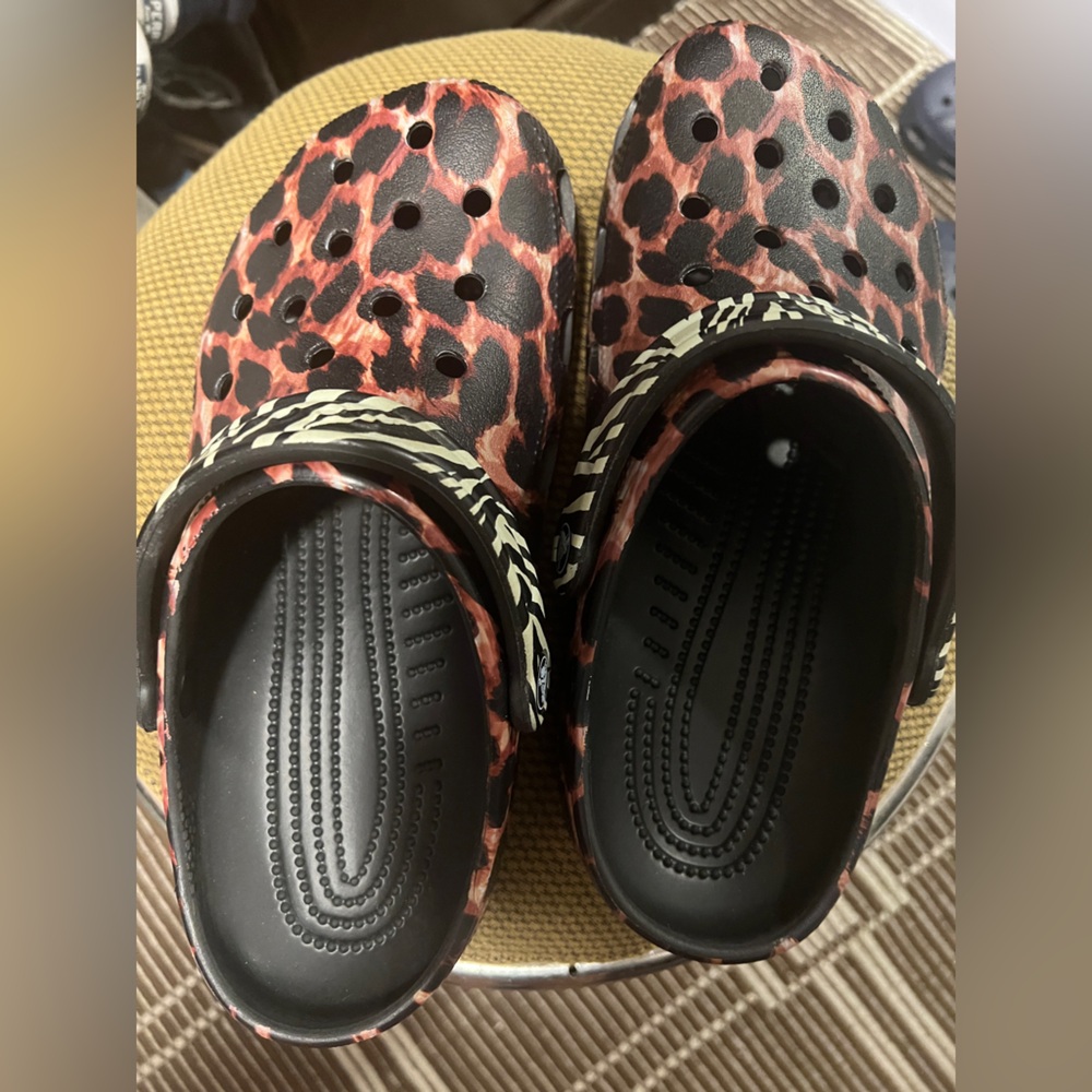 LEOPARD ZEBRA CROCS W8 M6